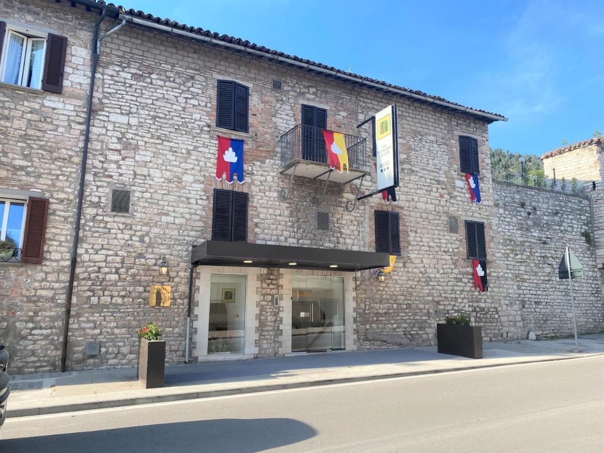 Hotel San Francesco E Il Lupo Губио Екстериор снимка